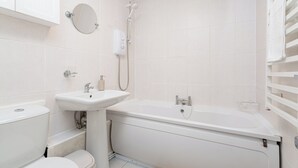 Ein Badezimmer mit Toilette, Waschbecken und Badewanne.