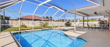 Utendørsbasseng og et oppvarmet basseng