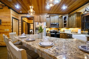 Fridge, microwave, oven, stovetop - Always Welcome · Relax & Play: Pet-Friendly, Hot Tub & Pool Table (Broken Bow)