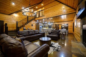 Smart TV y chimenea 