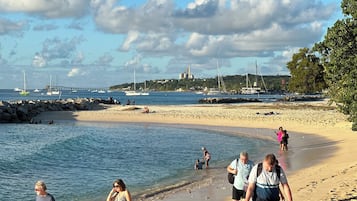 Chaises longues, serviettes de plage