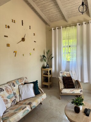 Living area - Charming 2-bedroom house on fabulous West Coast with AC, WiFi (Douglas)