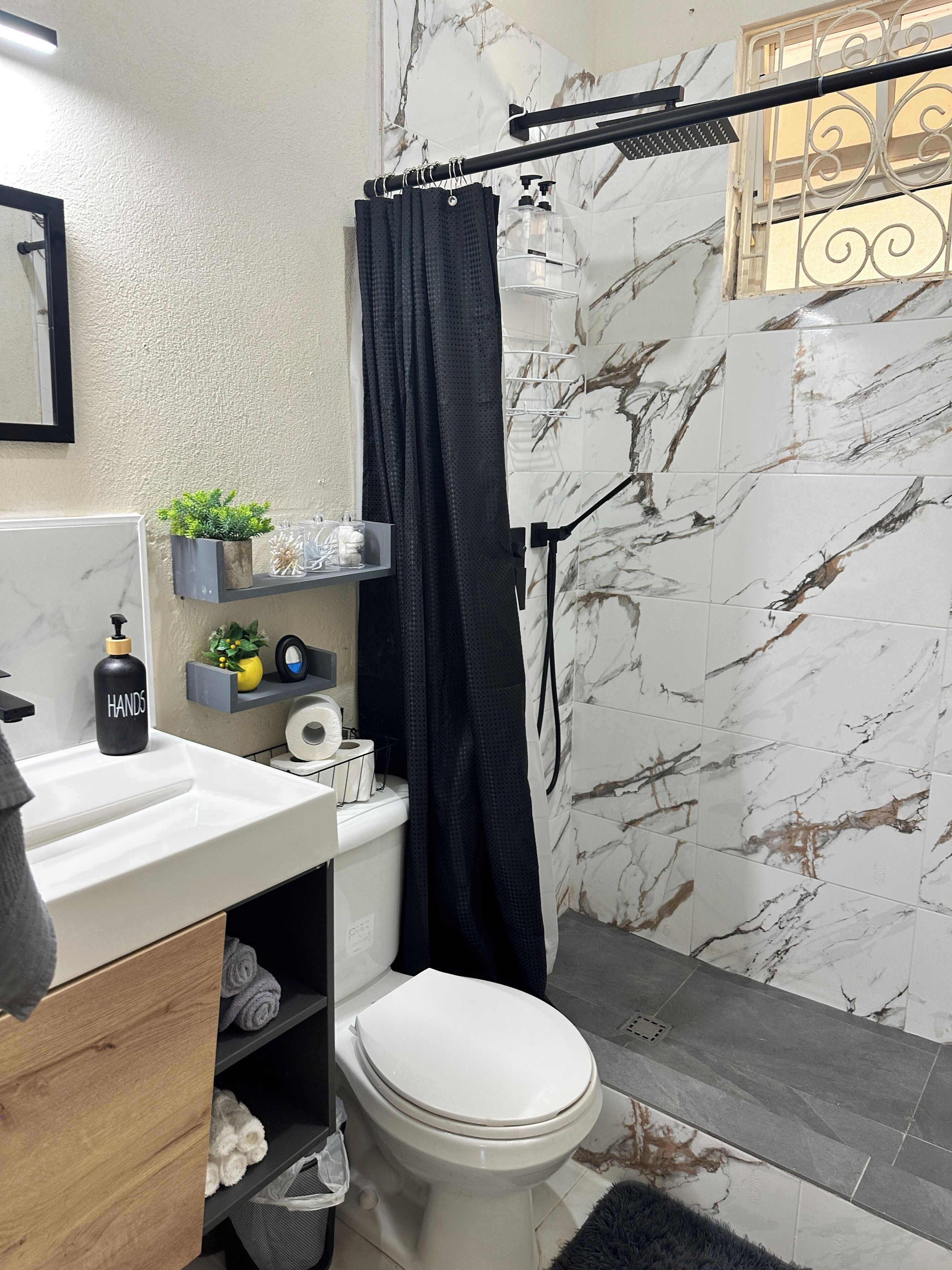 Serviettes fournies, savon, shampoing, papier toilette