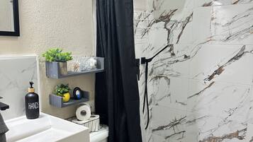 Serviettes fournies, savon, shampoing, papier toilette