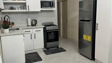 Jääkaappi, mikroaaltouuni, uuni, liesi