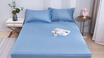 Phòng Deluxe | Bàn, màn/rèm cản sáng, bàn ủi/dụng cụ ủi quần áo