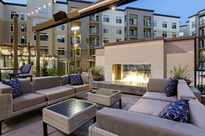 Terrace/patio - Blueground | Dublin, pool & AC, nr museums (East Bay)