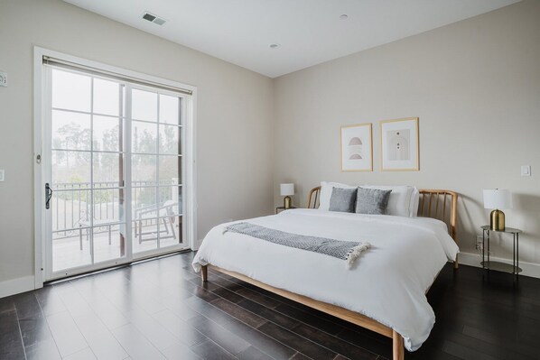 2 عدّة غرف نوم ومكواة/لوح كي وواي فاي وملاءات أسرّة