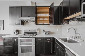 ثلاجة، ميكروويف، فرن، موقد طهي مسطح