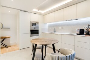 Kjøleskap, mikrobølgeovn, ovn og oppvaskmaskin