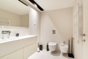 Dusj, hårføner, håndklær og såpe