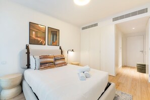 1 habitación, tabla de planchar con plancha, internet y ropa de cama