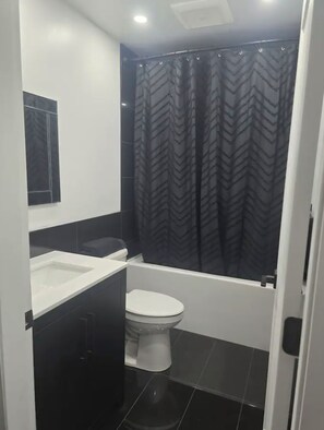 Towels, soap, toilet paper - Quiet bright 2 bedroom 1 bathroom suite in town! (Duncan)