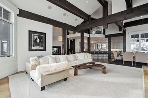 Een televisie, een open haard, een tafeltennistafel en een stereo