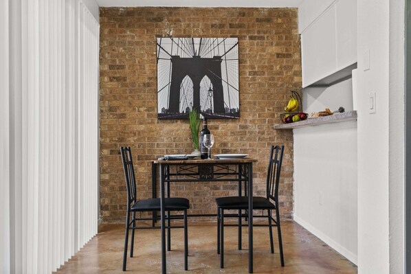 Dining - SOCO Park view  The Perfect Location Free Pkg (Austin)