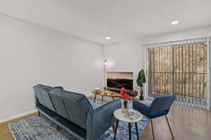 TV, offices - SOCO Park view  The Perfect Location Free Pkg (Austin)