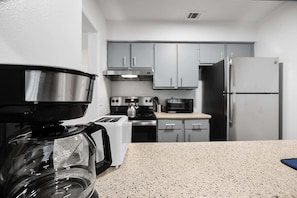 Refrigerador, microondas, horno, placa de cocina