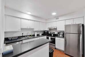 冷蔵庫、電子レンジ、オーブン、コンロ