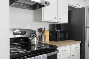 Fridge, microwave, oven, stovetop - SOCO Downtown 1BDR | Perfect Location| Free Pkg (Austin)