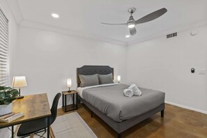 1 室のベッドルーム、デスク、アイロン / アイロン台、WiFi