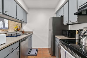 Frigorífico, microondas, horno y placa de cocina