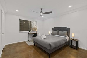 1 bedroom, desk, iron/ironing board, WiFi - SOCO ZEN APT | The Perfect Location | Free Pkg (Austin)