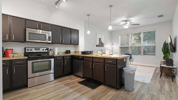 冰箱、微波炉、烤箱、炉灶