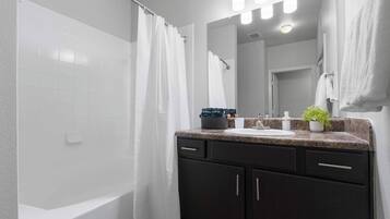 淋浴设施、吹风机、毛巾