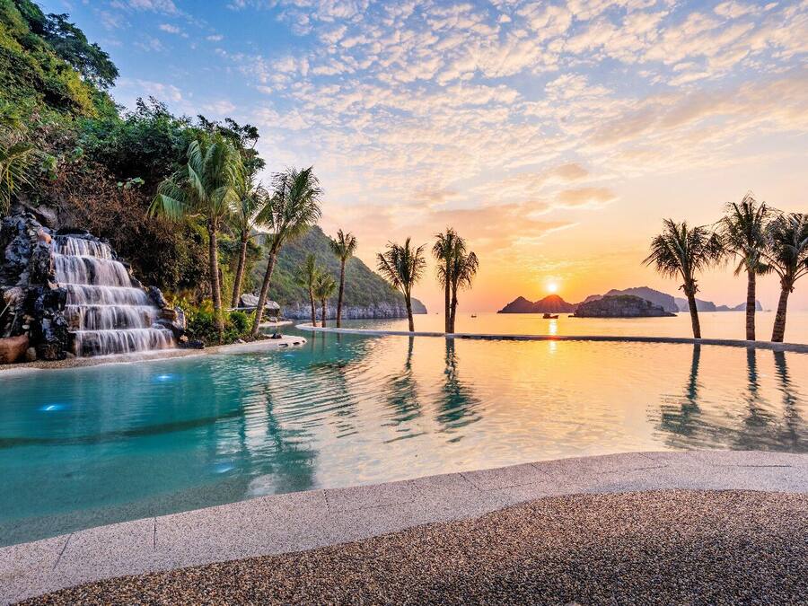 Beach nearby, beach shuttle, beach cabanas, sun loungers