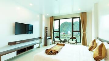 Deluxe dubbelrum - sjöutsikt | Sängtillbehör av högsta kvalitet, duntäcken och memory foam-madrasser