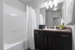 Regadera, secadora de cabello, toallas 