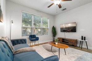 Televisión y oficina 