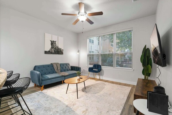 Televisión y oficina 