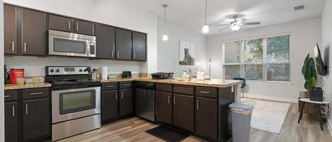 Refrigerador, microondas, horno y parrilla de estufa