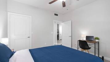 1 kamar tidur, meja kerja, setrika/meja setrika, dan Wi-Fi