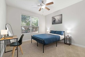 1 habitación, escritorio, tabla de planchar con plancha y wifi 