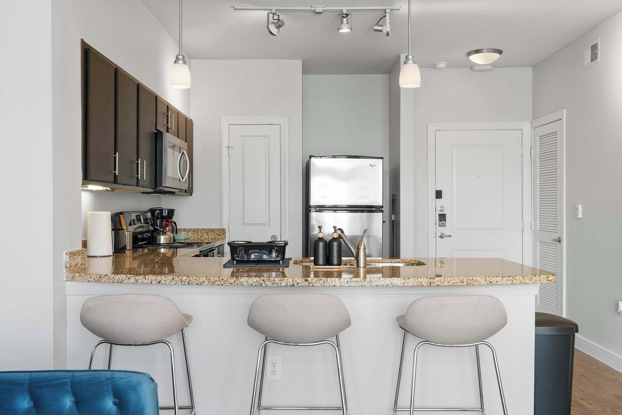 Kjøleskap, mikrobølgeovn, ovn og kokeplater