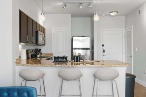 Een koelkast, een microgolfoven, een oven, een kookplaat