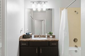 Shower, hair dryer, towels, shampoo - SOCO Cozy Comfy | Pool + Gym + Racquetball + Laundry + Pkg (Austin)