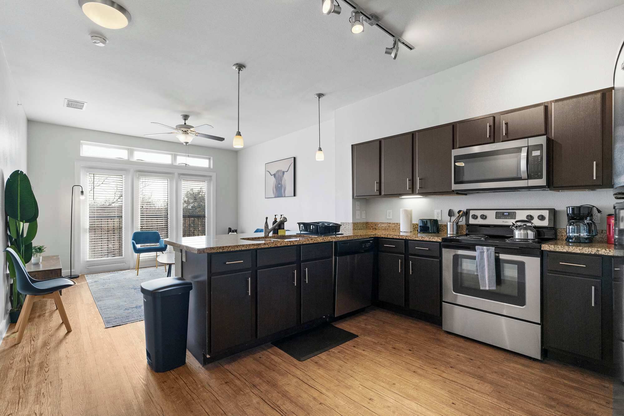 雪櫃、微波爐、焗爐、爐具