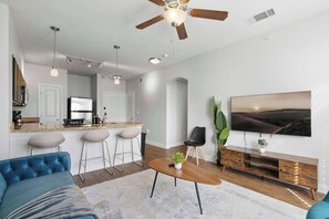 TV, offices - SOCO Cozy Comfy | Pool + Gym + Racquetball + Laundry + Pkg (Austin)