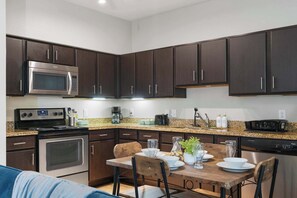 Fridge, microwave, oven, stovetop - SOCO City Views  | Pool + Gym + Racquetball + Laundry + Pkg (Austin)