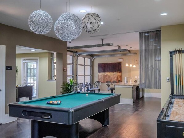Games room - SOCO City Views  | Pool + Gym + Racquetball + Laundry + Pkg (Austin)