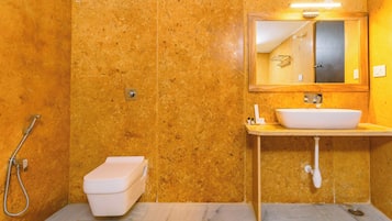 Signature Suites AC | Bathroom | Shower, hydromassage showerhead, free toiletries, hair dryer