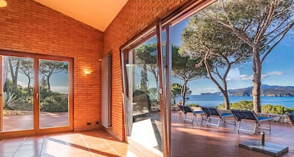 Villa with private access to the beach