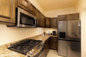 Fridge, microwave, oven, stovetop - 3 BR Villa + Private Terraces @ Campestre Golf ! (San José del Cabo)