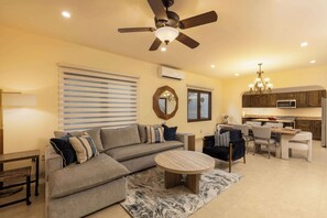 Televisio, takka, työhuone