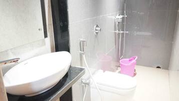 华丽单人房 | 浴室 | 淋浴设施、免费洗浴用品、毛巾、肥皂