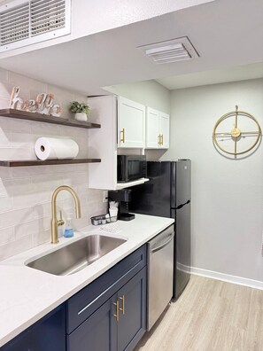 Fridge, microwave, oven, stovetop - NEW Central Buckhead Apt Atlanta Gem (Atlanta)