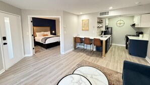 A modern apartment with a bedroom, a kitchenette, and a dining area. - NEW Central Buckhead Apt Atlanta Gem (Atlanta)